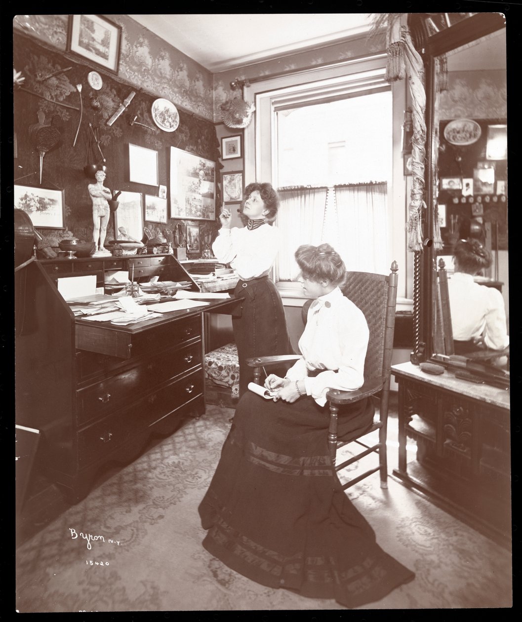 Slečna Margaret Mayo a přítel, 1903 (stříbrný želatinový tisk) od Byron Company