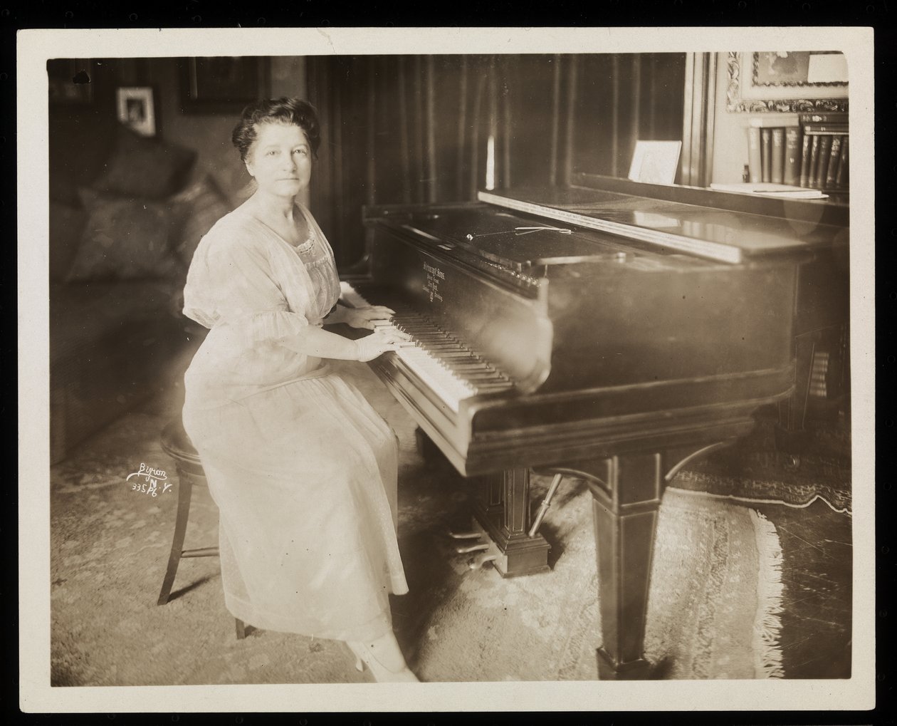 Slečna Murray Louise Toddová, 1915-6 (stříbrný želatinový tisk) od Byron Company