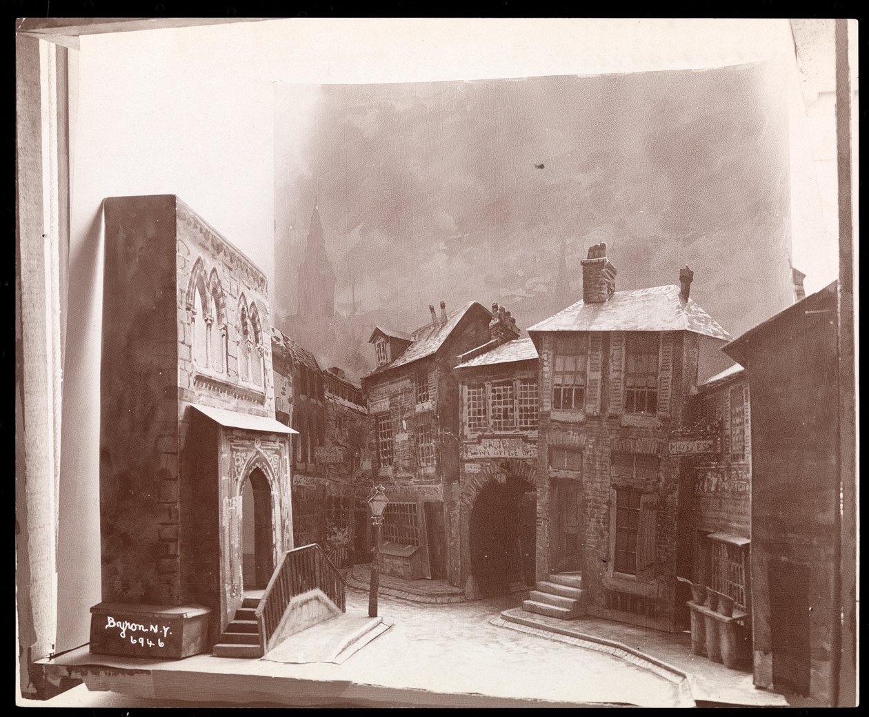 Model výpravy neidentifikované hry navržený Ernestem Grosem, 1889 (stříbrný želatinový tisk) od Byron Company
