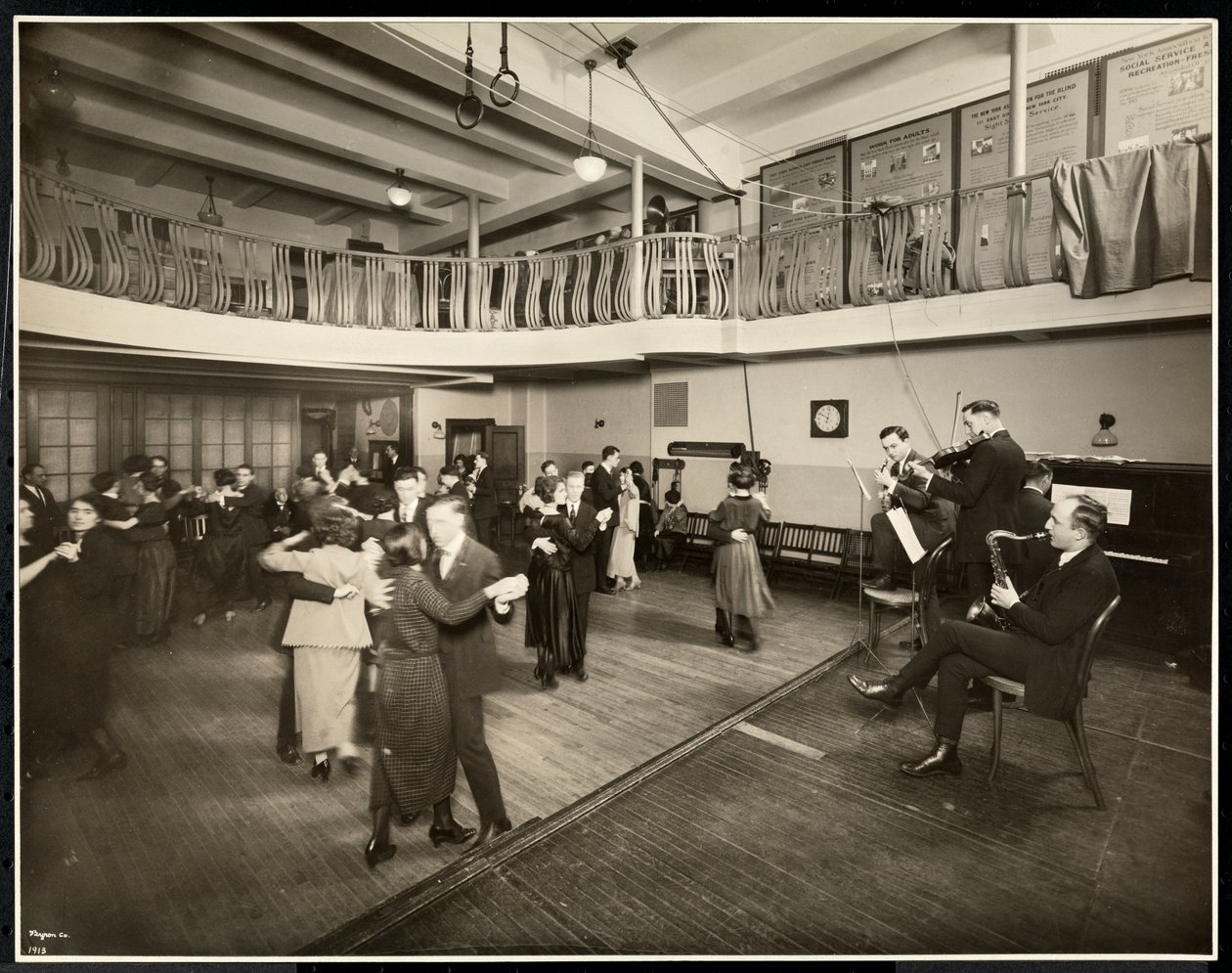 Měsíční tanec v New York Association for the Blind, 111 East 59th Street, New York, 1926 (stříbrný želatinový tisk) od Byron Company
