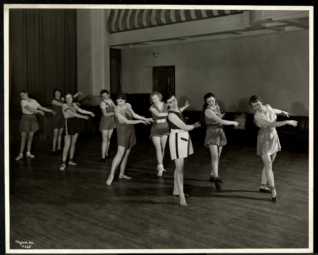 Paní Deanová a osm tanečnic v tělocvičně Newyorské asociace pro nevidomé, 111 East 59th Street, New York, 1935 (stříbrný želatinový tisk) od Byron Company