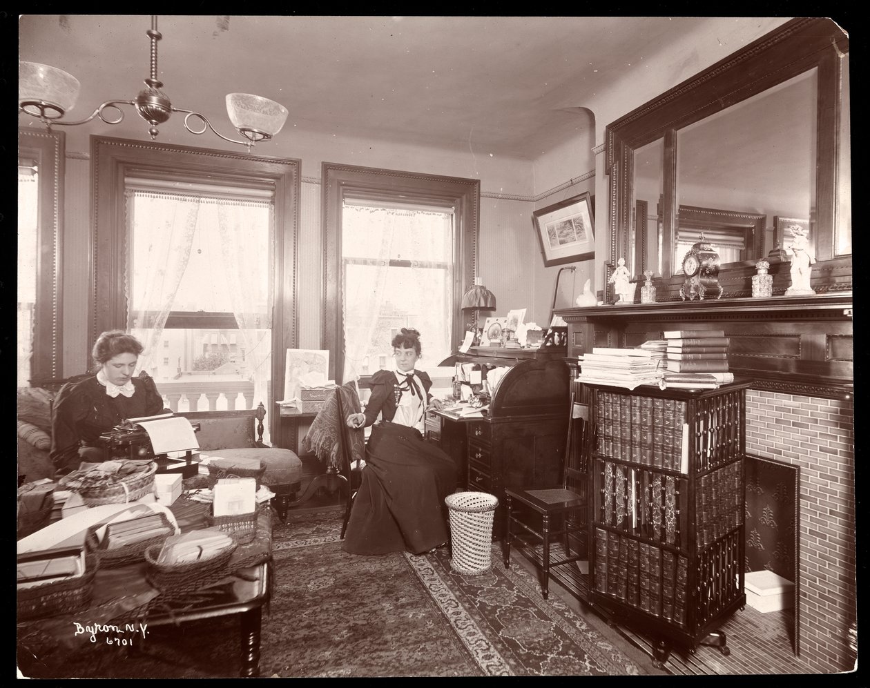 Paní Florence Clinton Sutro a písařka v jejím domě na 320 West 102nd Street, New York, 1899 (stříbrný želatinový tisk) od Byron Company