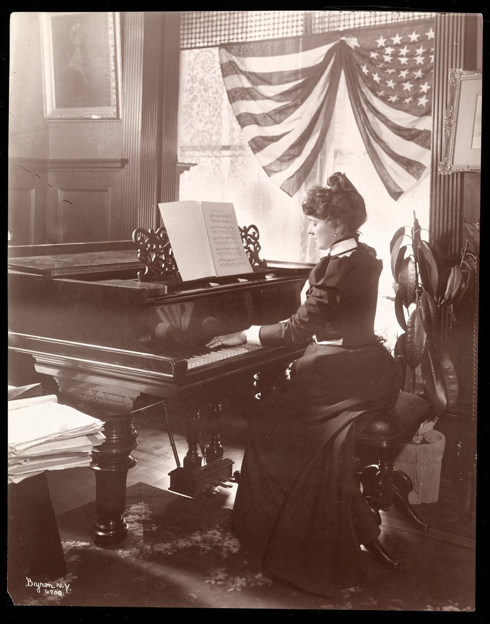 Paní Florence Clinton Sutro hraje na klavír ve svém domě na 320 West 102nd Street, New York, 1899 (stříbrný želatinový tisk) od Byron Company