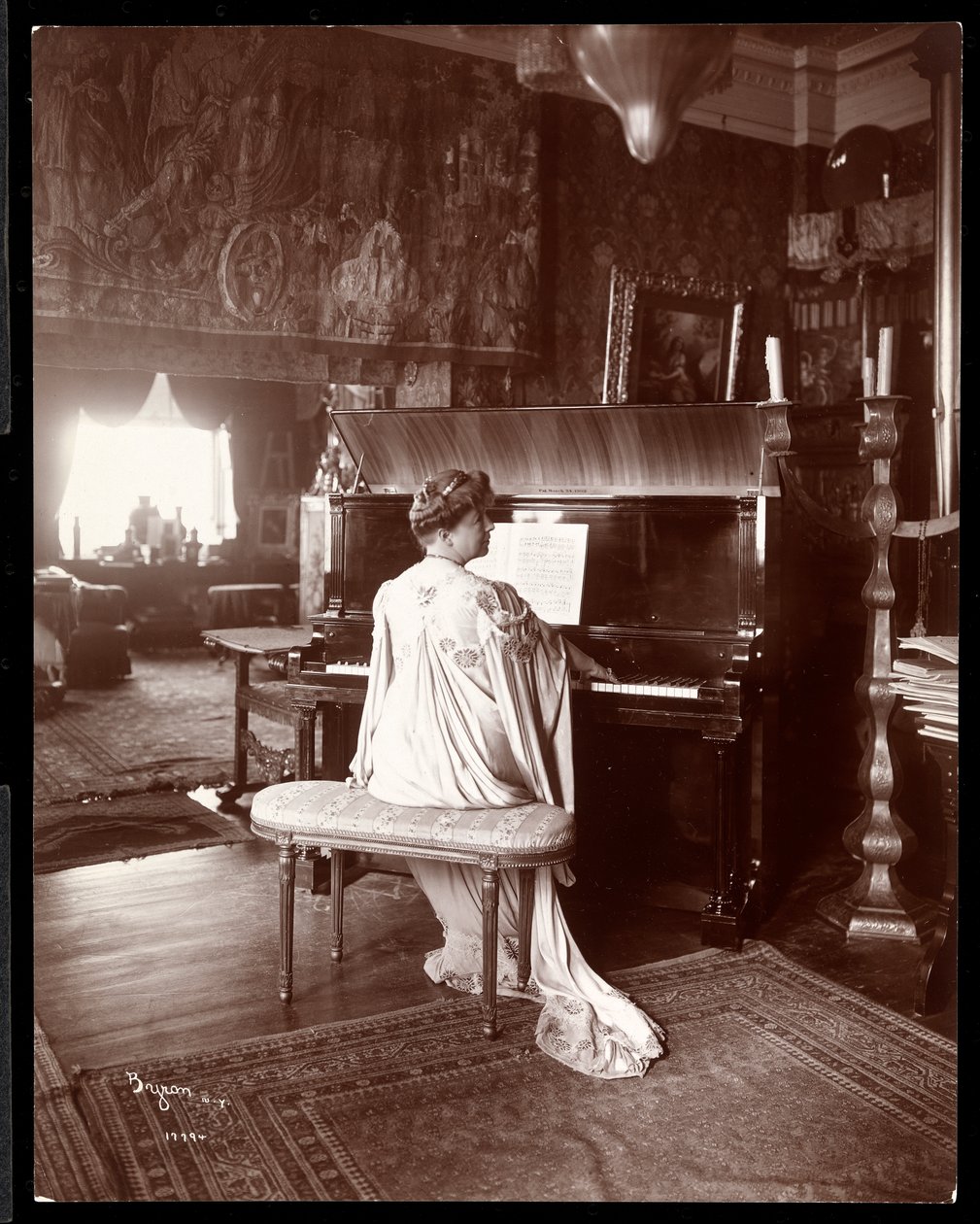 Paní I. M. Clark u klavíru, 1904 (stříbrný želatinový tisk) od Byron Company