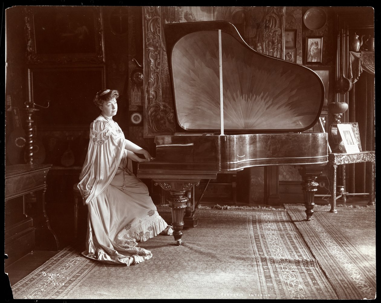 Paní I. M. Clark sedící u klavíru, 1904 (stříbrný želatinový tisk) od Byron Company