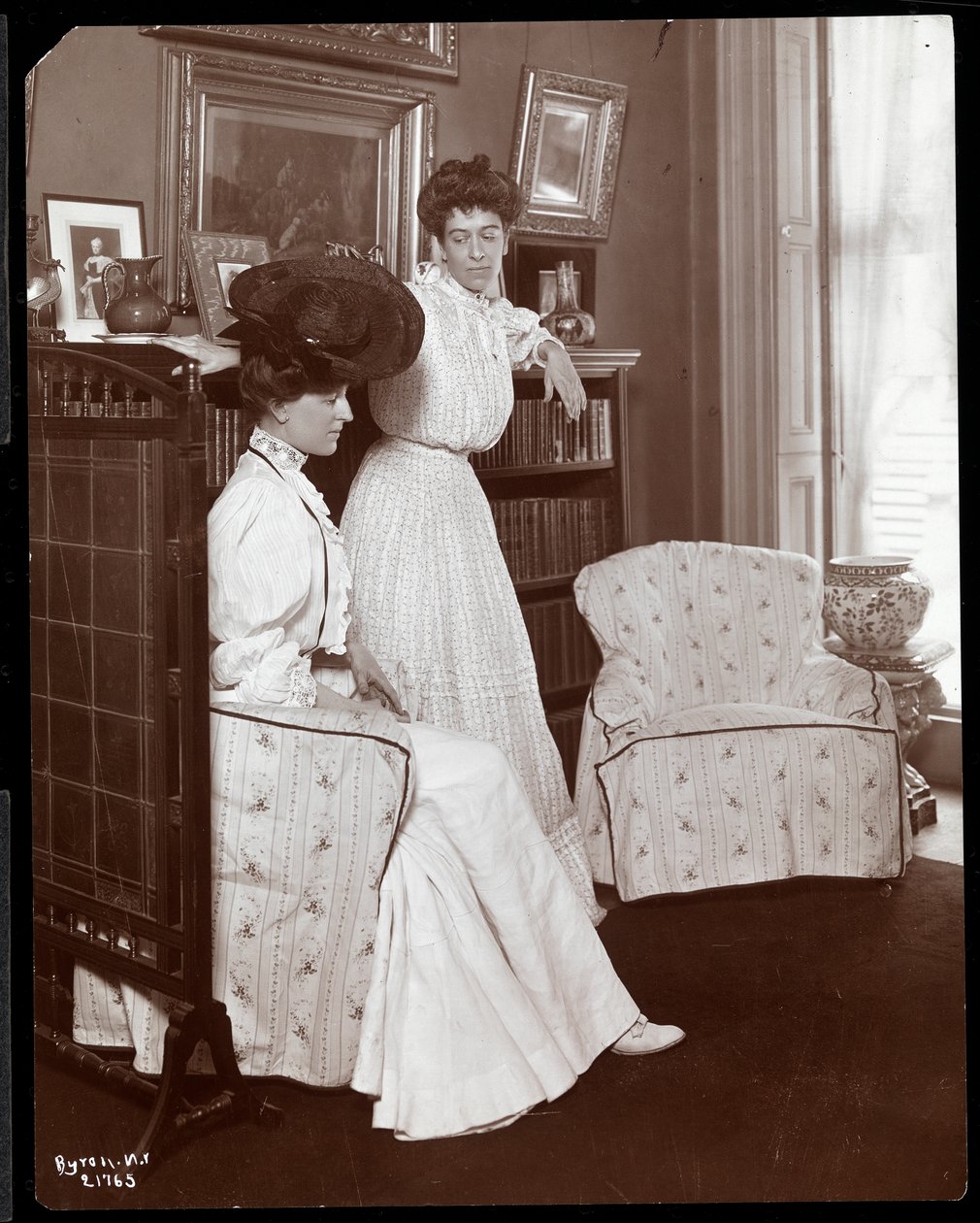 Paní K. Duer, sedící, s dcerou, New York, 1906 (stříbrný želatinový tisk) od Byron Company