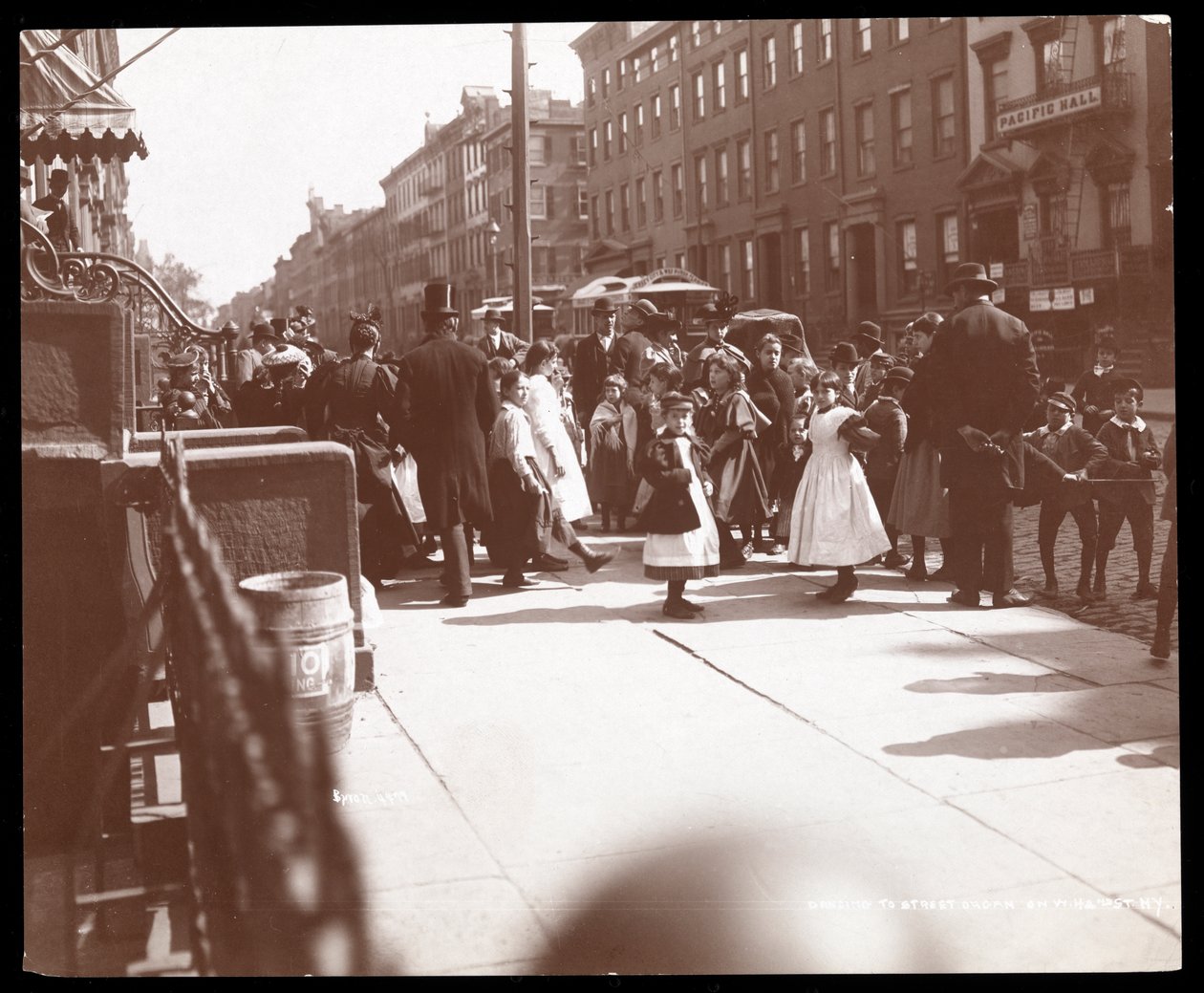 Pouliční scéna v New Yorku, 1898 (stříbrný želatinový tisk) od Byron Company