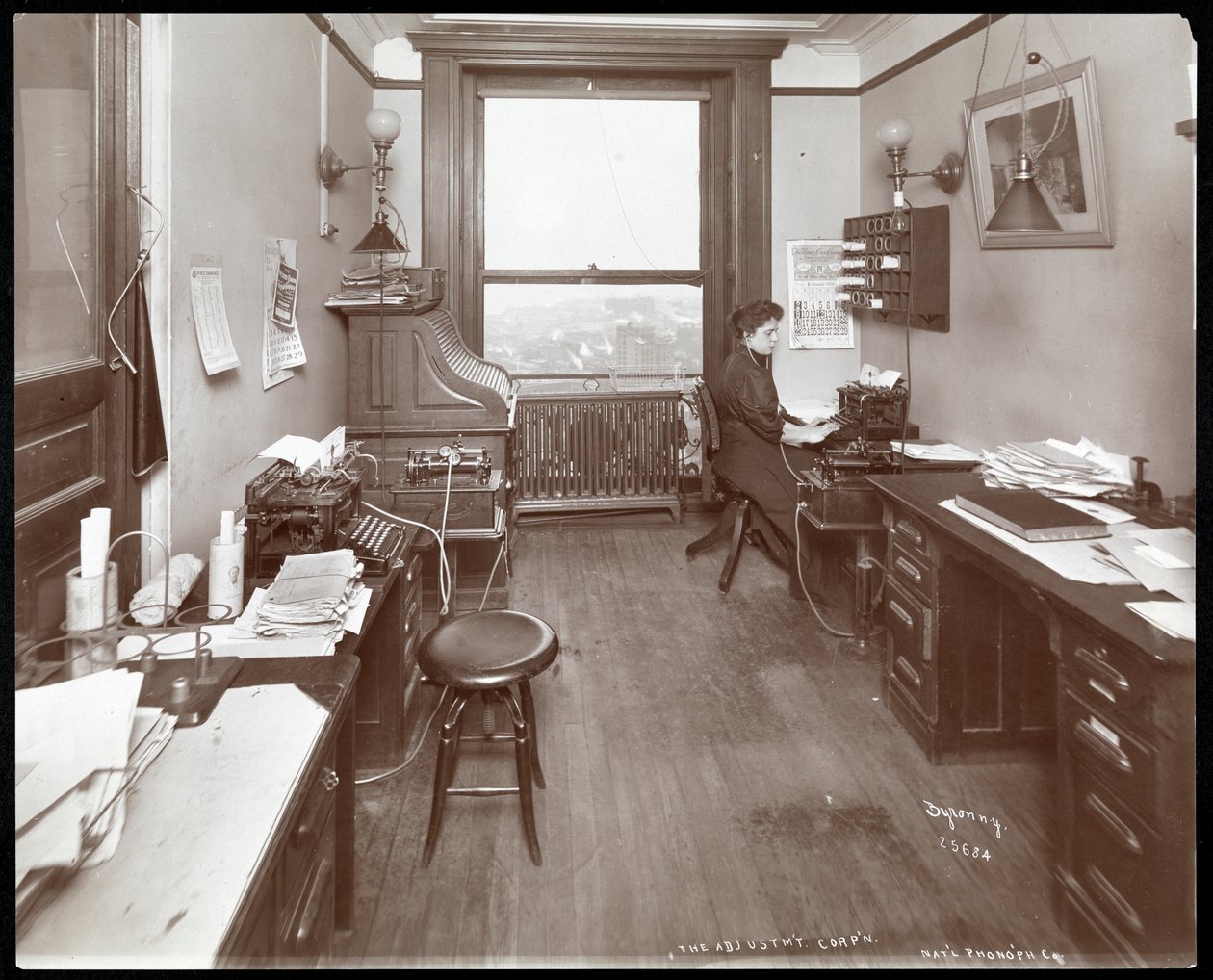 Office of the National Phonograph Co. se ženou u psacího stroje, New York, 1898 (stříbrný želatinový tisk) od Byron Company