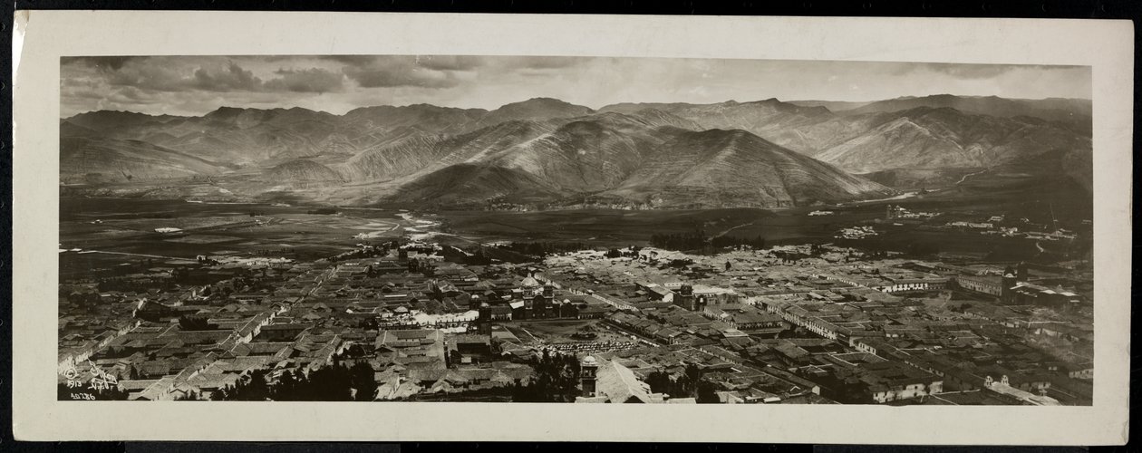 Panoramatický pohled shora na město, pravděpodobně na Panamském průplavu nebo v jeho blízkosti, s horami za ním, 1913 (stříbrný želatinový tisk) od Byron Company