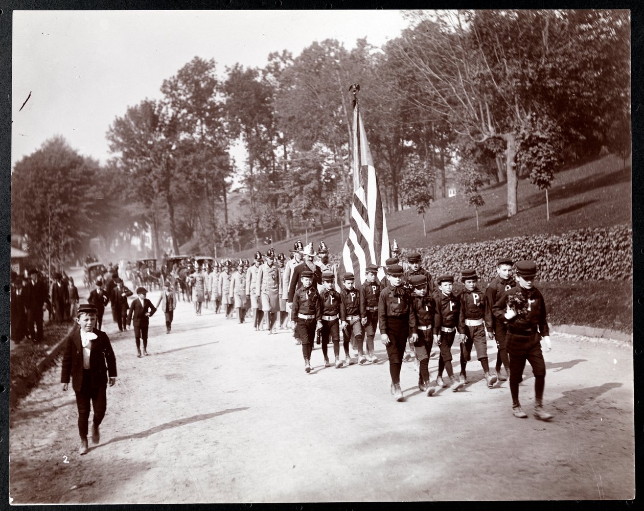 Průvod s dětmi a hasiči v Dobbs Ferry, New York, 1898 (stříbrný želatinový tisk) od Byron Company