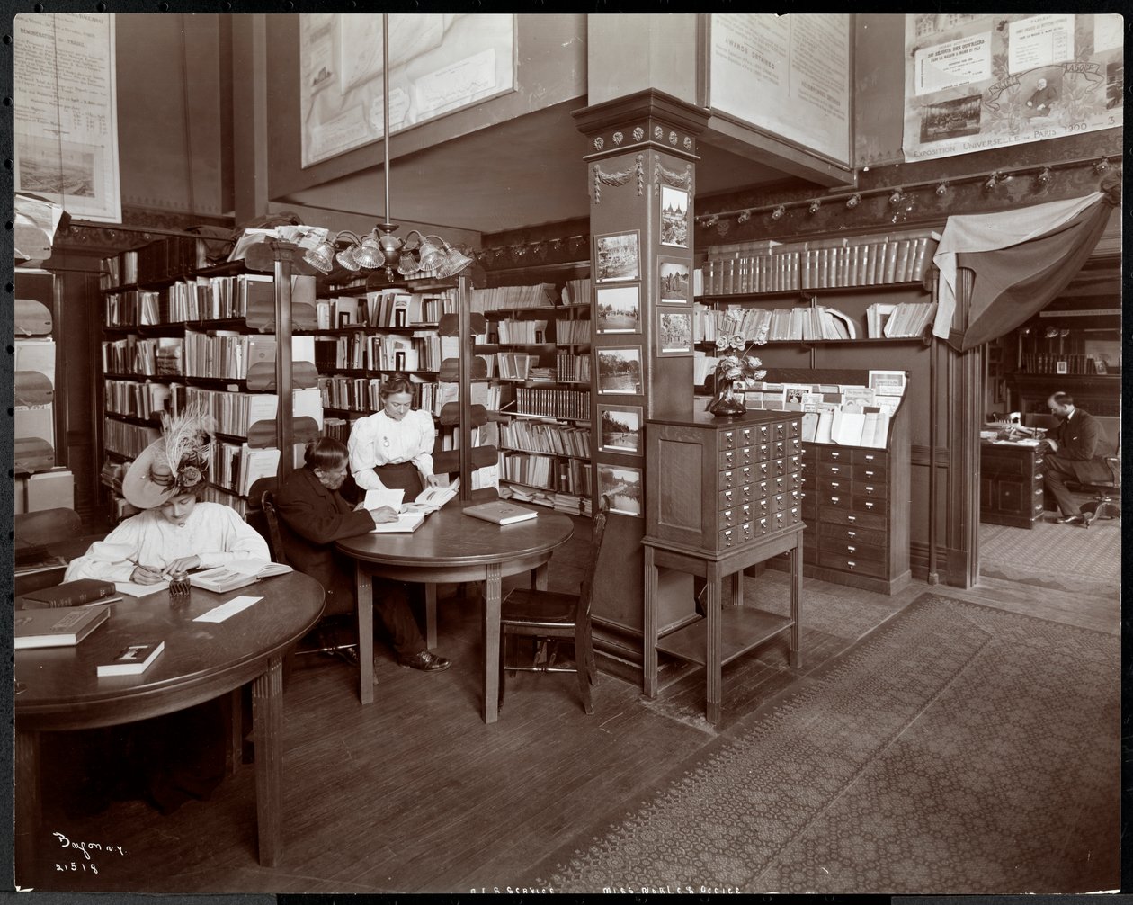 Lidé v knihovně (možná kancelář slečny Nobleové) v Americkém institutu sociálních služeb, New York, 1906 (stříbrný želatinový tisk) od Byron Company