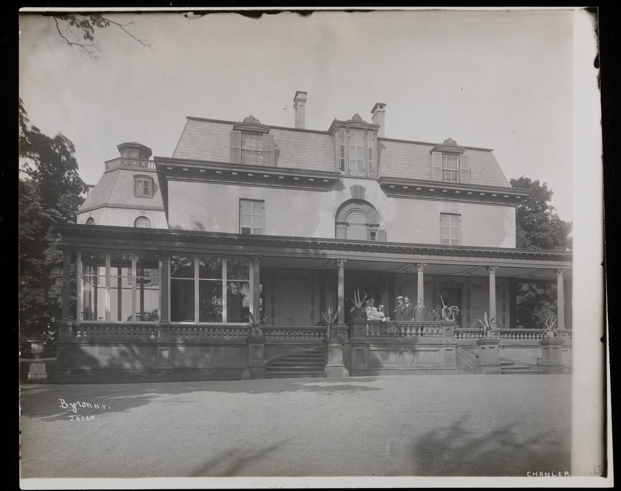 Lidé stojící na verandě rezidence Astora Chanlera v Barrytown, New York, 1907 (stříbrný želatinový tisk) od Byron Company