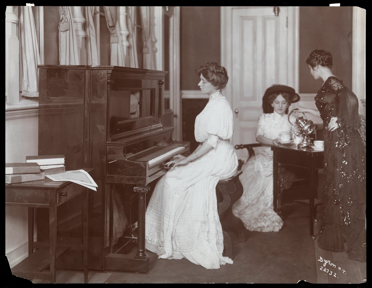 Player piano recital, New York, 1907 (stříbrný želatinový tisk) od Byron Company