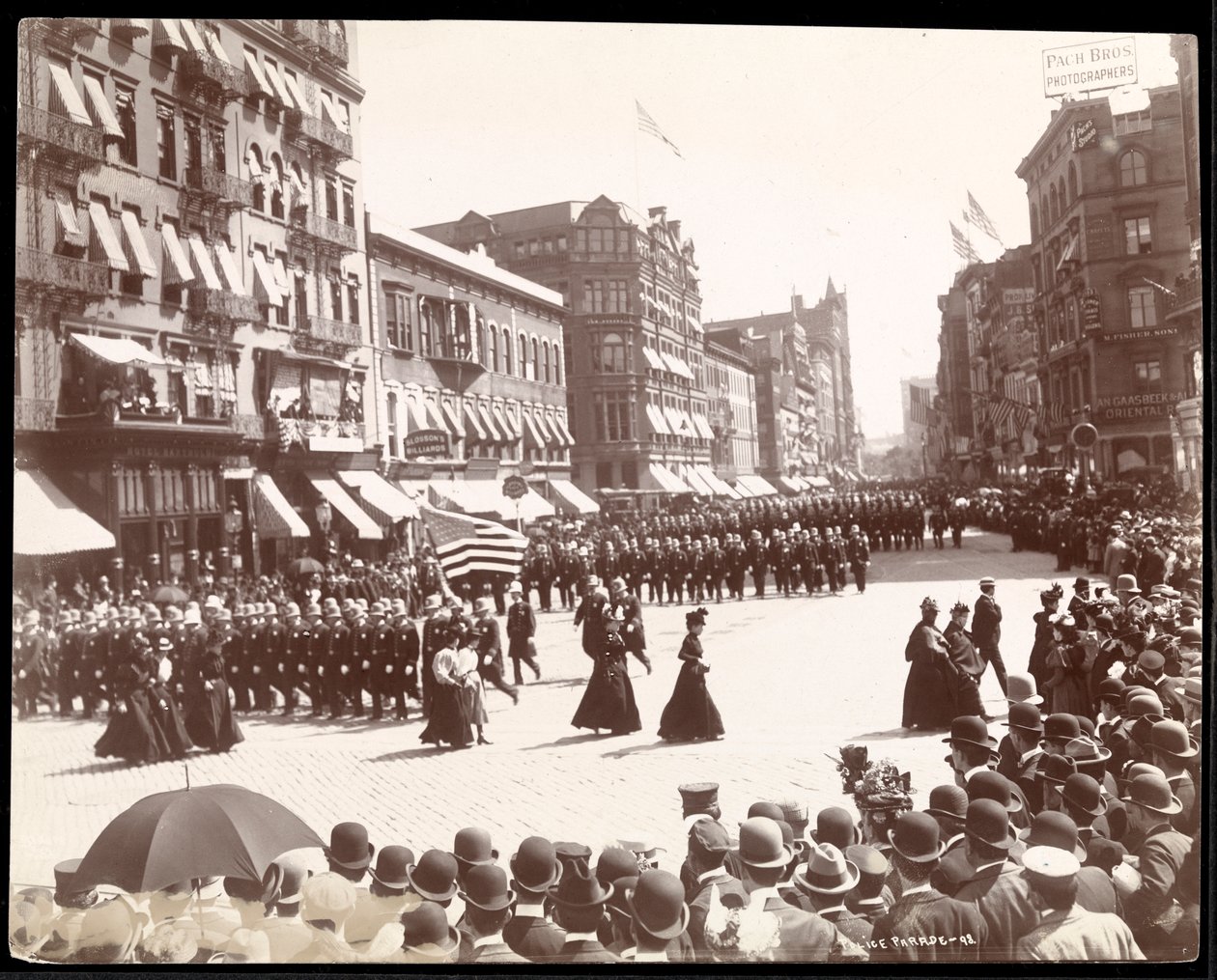 Policie na pochodu v newyorské policejní přehlídce, New York, 1898 (stříbrný želatinový potisk) od Byron Company
