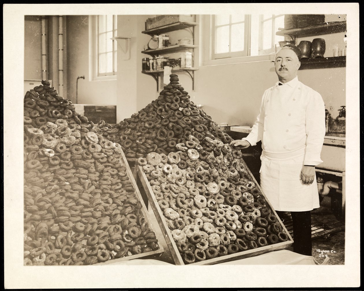 Portrét šéfkuchaře Leoniho s přihrádkami koblih pro Armádu spásy v hotelu Commodore, 1919 (stříbrný želatinový tisk) od Byron Company