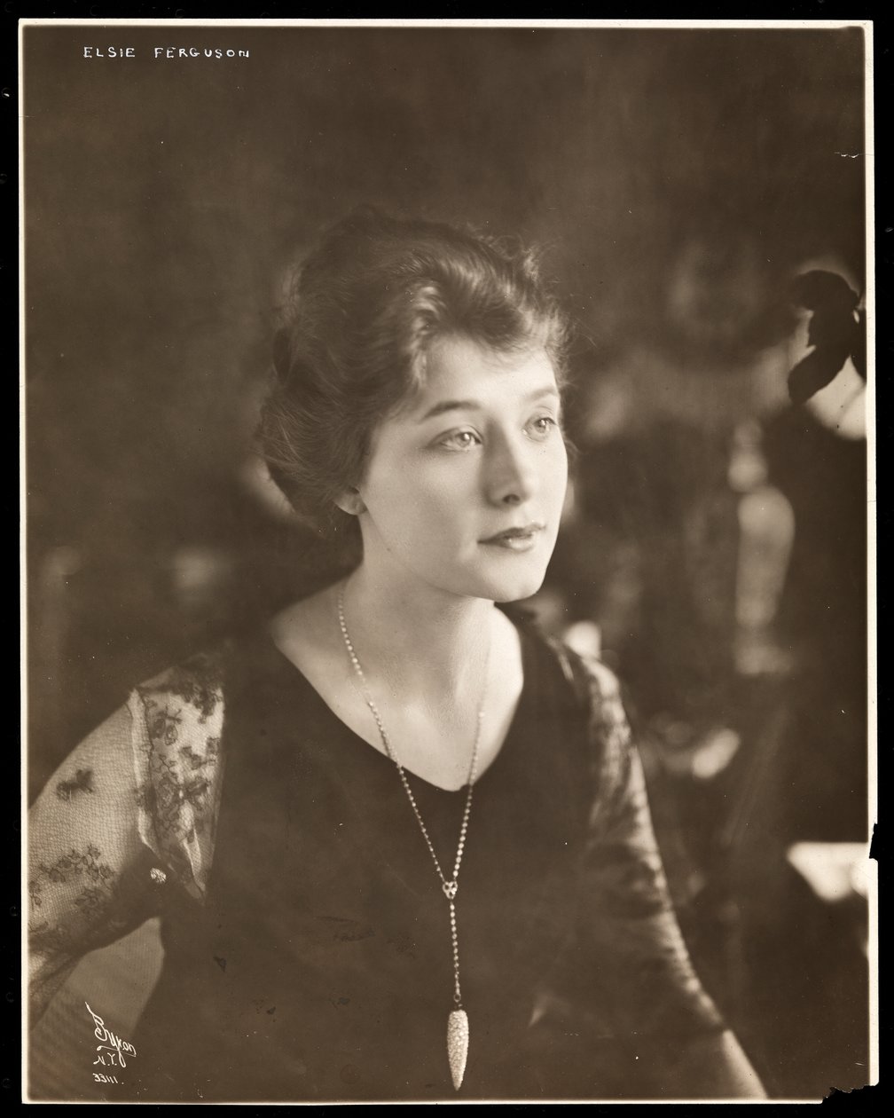Portrét Elsie Fergusonové, kolem roku 1914 (stříbrný želatinový tisk) od Byron Company