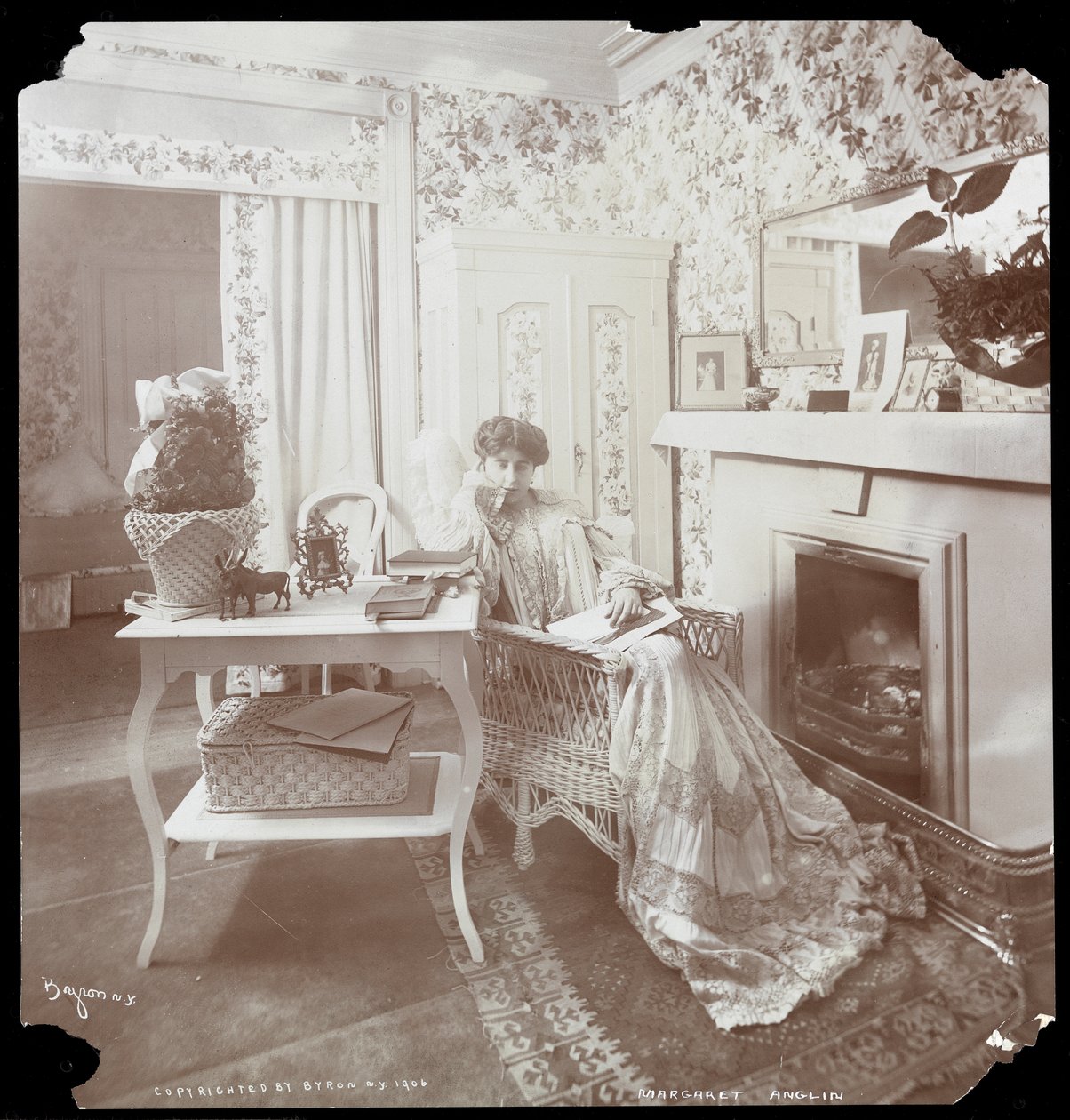 Portrét čtení Margaret Anglin, 1906 (stříbrný želatinový tisk) od Byron Company