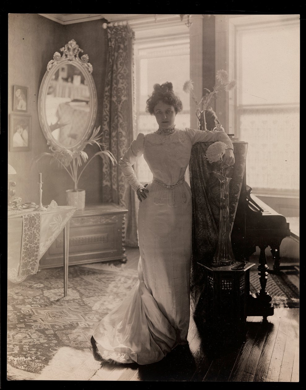 Portrét paní Elliott nebo její příbuzné ženy, 1902 (stříbrný želatinový tisk) od Byron Company