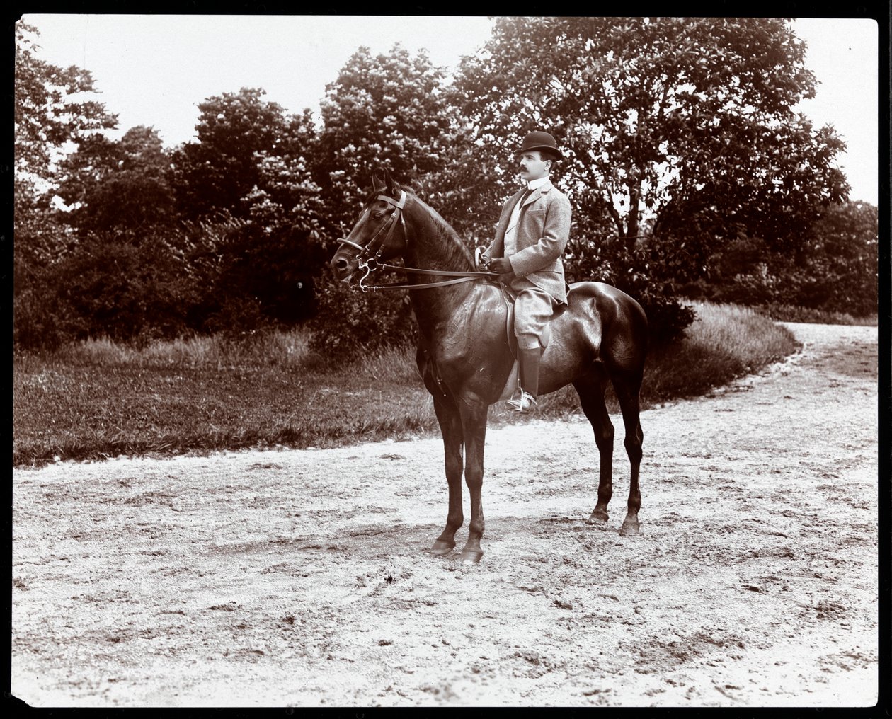 Portrét Otto Kahna pózoval na koni na stezce pro uzdu v Central Parku, New York, 1907 (stříbrný želatinový tisk) od Byron Company