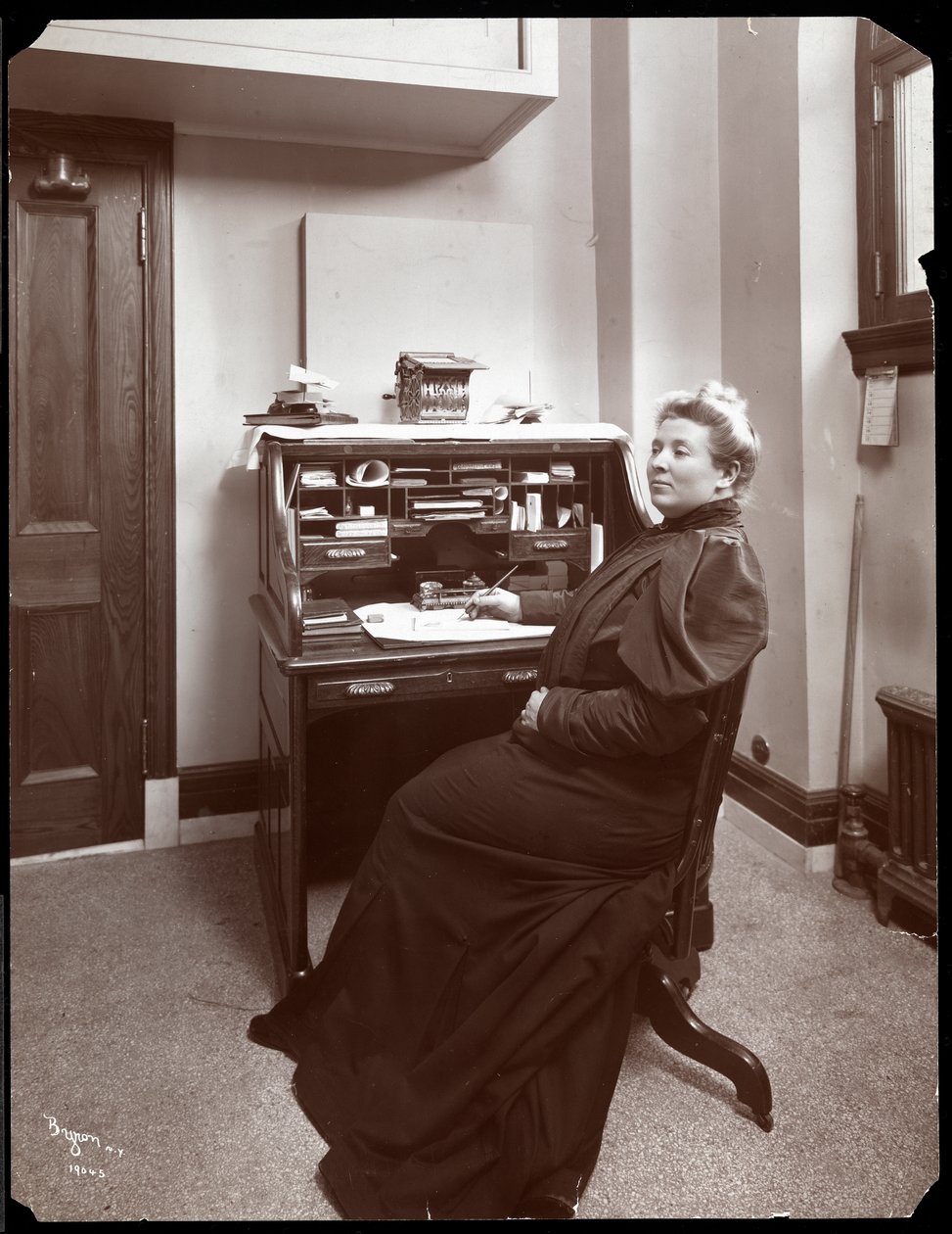 Portrét neznámé ženy u stolu v kanceláři v New Yorku, 1904 (stříbrný želatinový tisk) od Byron Company