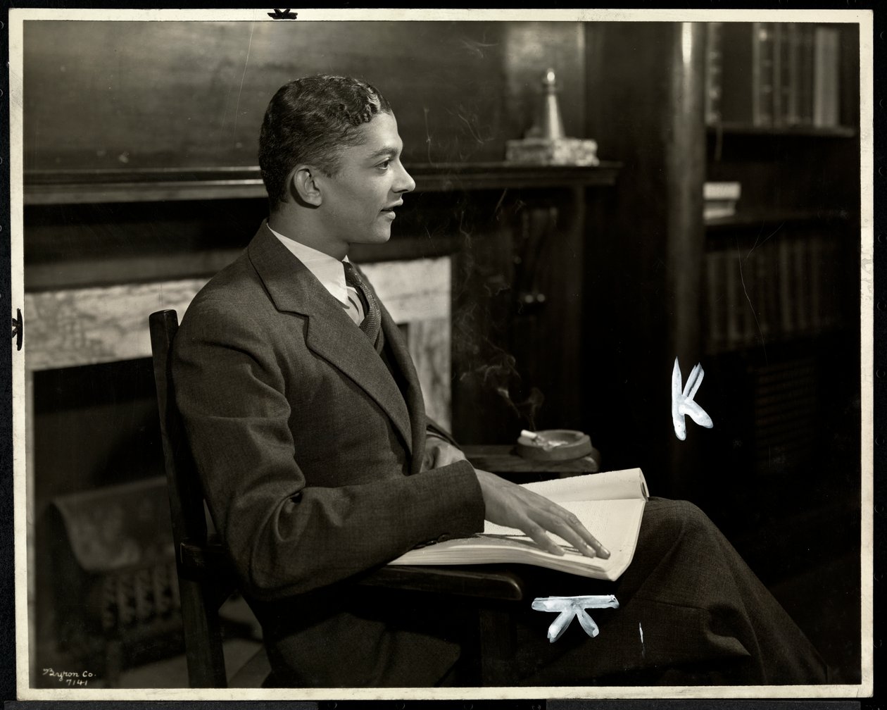 Portrét slepého Afroameričana čtoucího Braillovo písmo v New York Association for the Blind, 111 East 59th Street, New York, 1935 (stříbrný želatinový tisk) od Byron Company