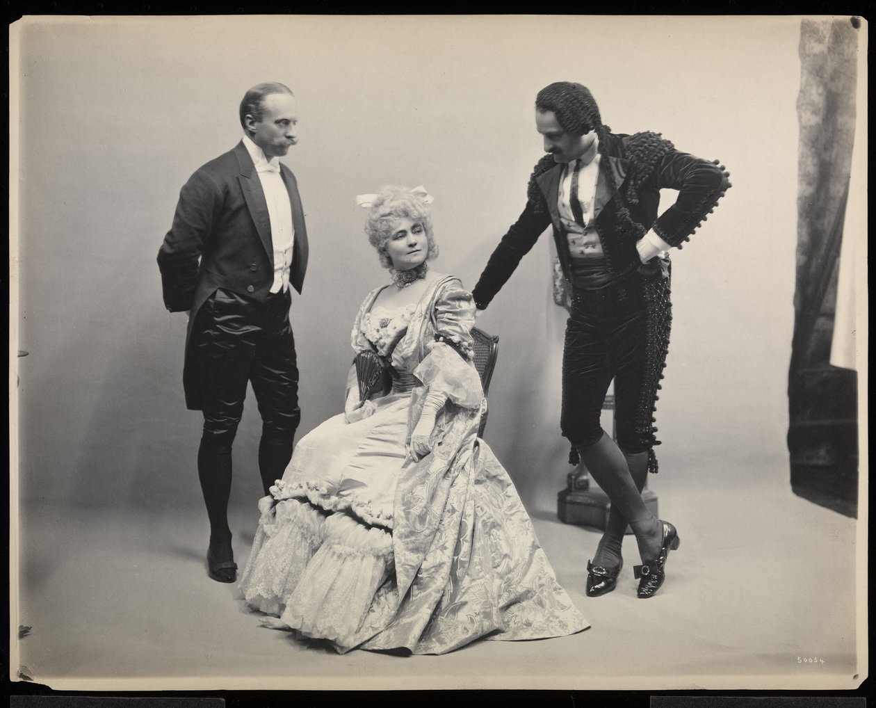 Portrét operního pěvce Antonia Scottiho s neznámým mužem a ženou na plese Jamese Hazena Hydea, New York, 31. ledna 1905 (stříbrný želatinový tisk) od Byron Company