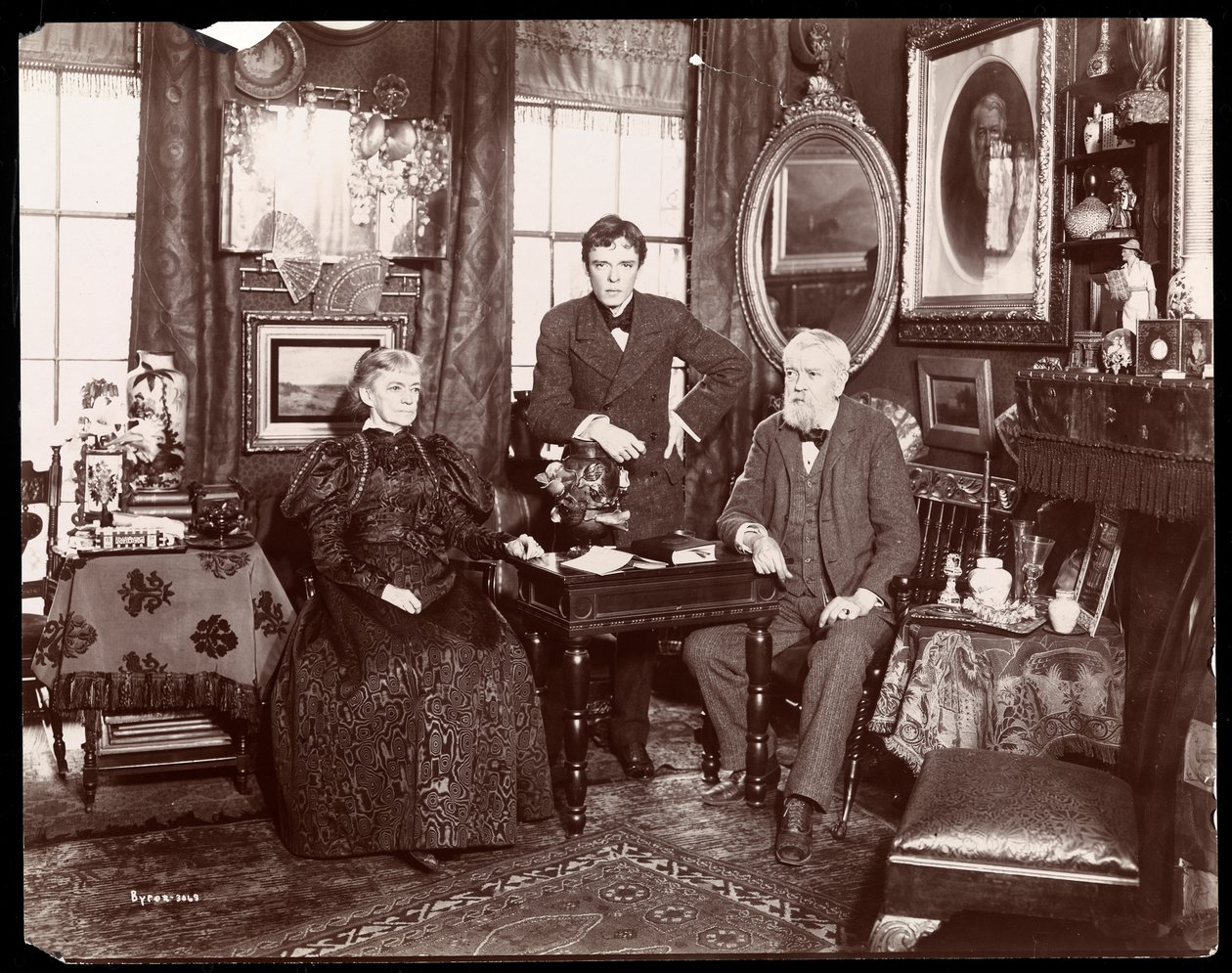 Portrét spisovatele Lorimera Stoddarda s manželkou a synem, New York, 1896-8 (stříbrný želatinový tisk) od Byron Company