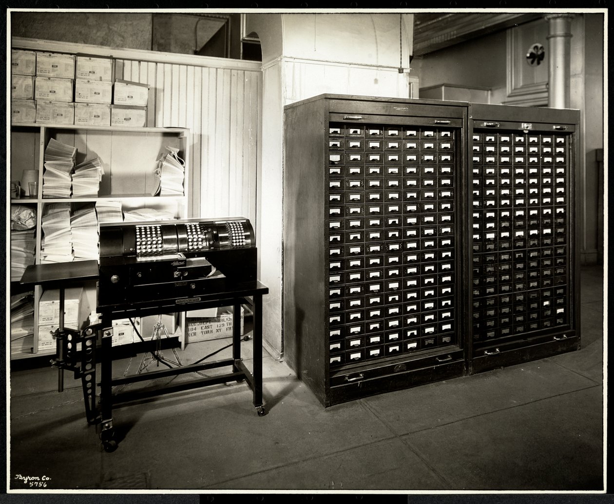 Možná sčítačka a kartotéka s malými zásuvkami v kanceláři Carolyn Laundry na 111 East 128th Street, East Harlem, New York, 1929 (potisk stříbrné želatiny) od Byron Company