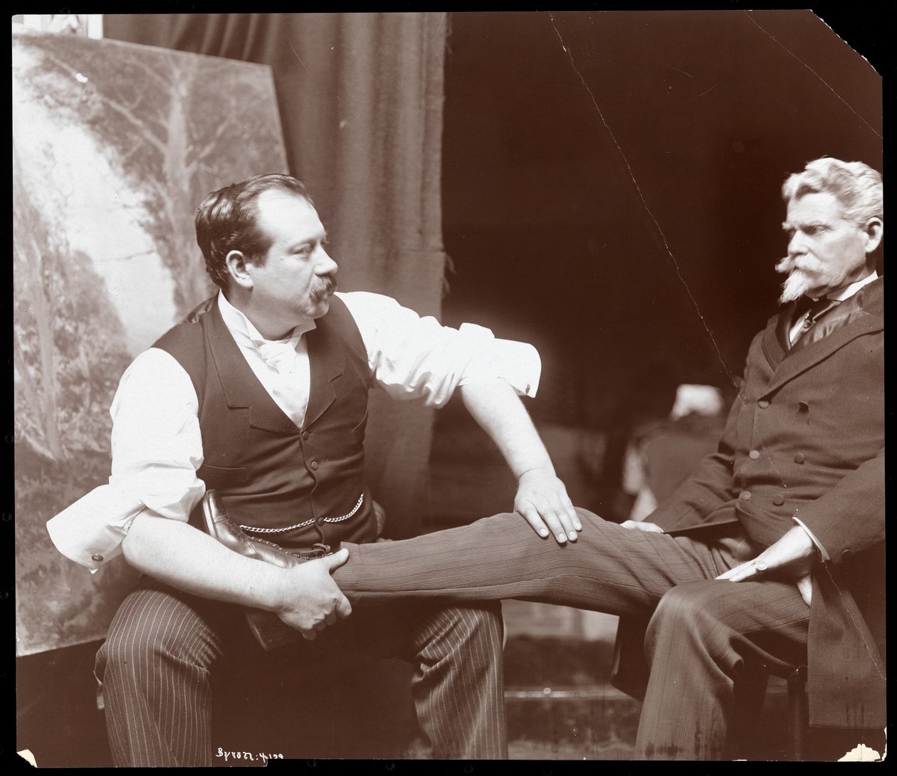 Profesor Atkinson, anglický sázeč kostí, s pacientem, 1898 (stříbrný želatinový tisk) od Byron Company