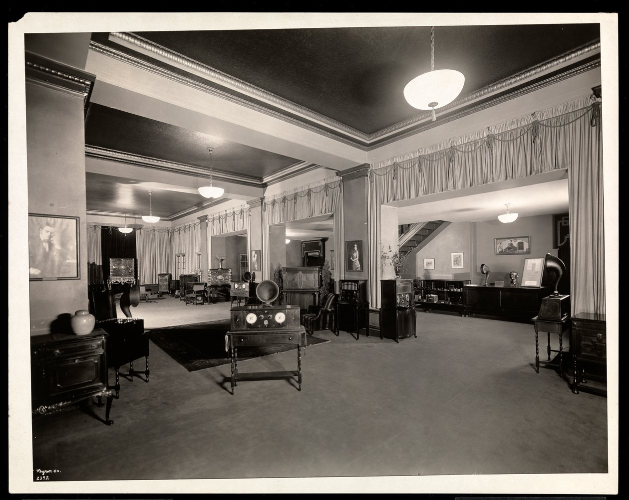 Radiolokátory uspořádané na podlaze prodejny Vocalion v Aeolian Company, 29 West 42nd Street, New York, 1924 (stříbrný želatinový tisk) od Byron Company