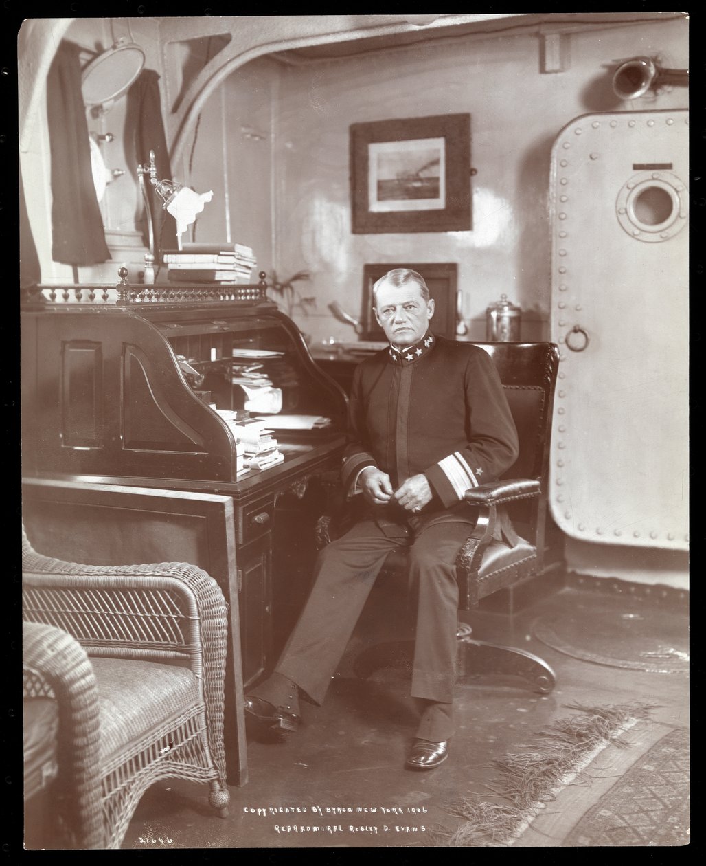 Kontradmirál Robley Dunglison Evans na palubě U.S.S. Maine, 1906 (stříbrný želatinový tisk) od Byron Company