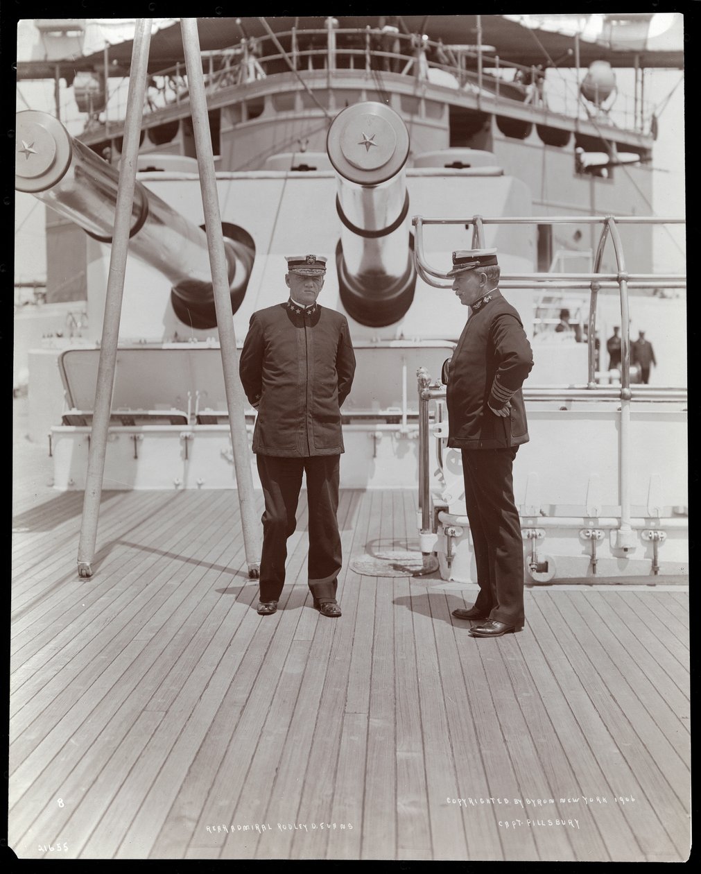 Kontradmirál Robley Dunglison Evans a kapitán John Elliott Pillsbury na palubě U.S.S. Marine, 1906 (stříbrný želatinový tisk) od Byron Company