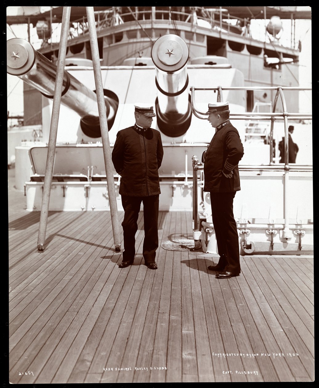 Kontradmirál Robley Dunglison Evans a kapitán John Elliott Pillsbury na palubě U.S.S. Marine, 1906 (stříbrný želatinový tisk) od Byron Company