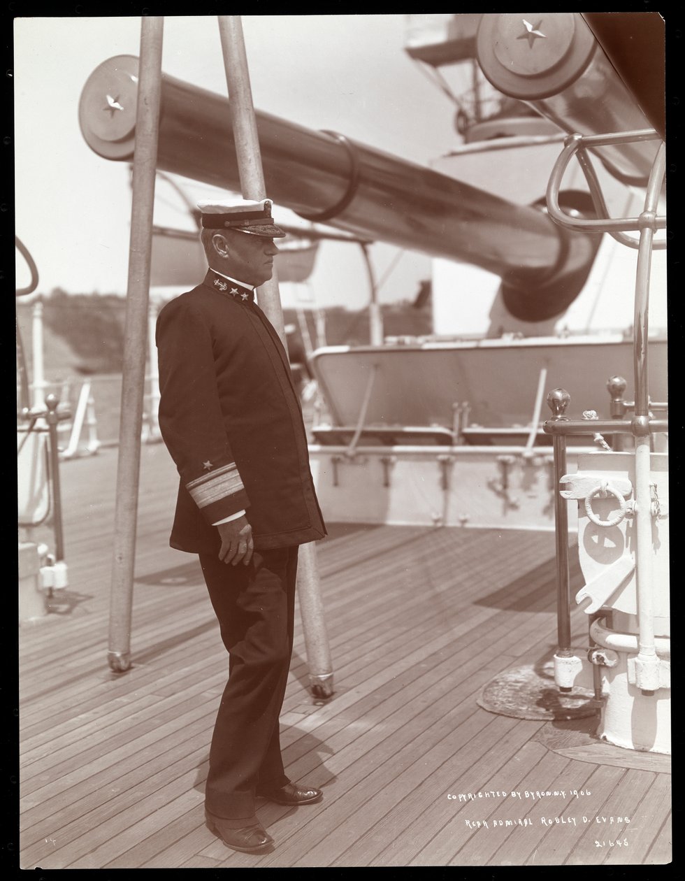 Kontradmirál Robley Dunglison Evans na palubě lodi U.S.S. Maine, 1906 (stříbrný želatinový tisk) od Byron Company