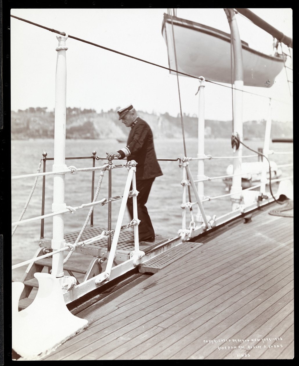 Kontradmirál Robley Dunglison Evans na palubě lodi U.S.S. Maine, 1906 (stříbrný želatinový tisk) od Byron Company