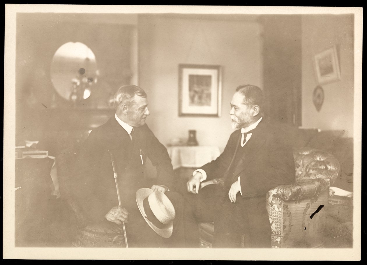 Kontradmirál Robley Dunglison Evans sedící s jiným mužem, 1906 (stříbrný želatinový potisk) od Byron Company