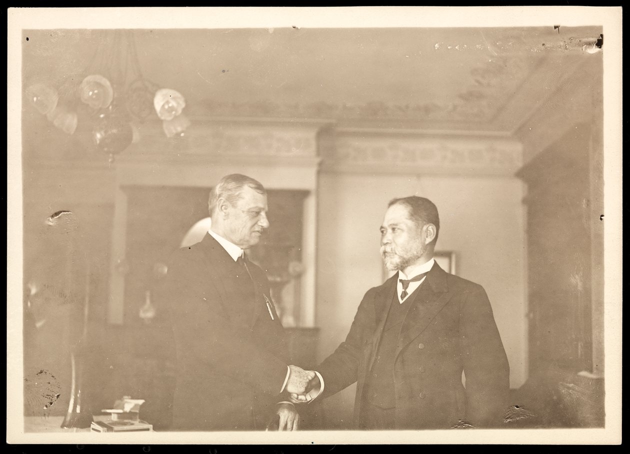 Kontradmirál Robley Dunglison Evans potřásající si rukou s jiným mužem, 1906 (stříbrný želatinový tisk) od Byron Company