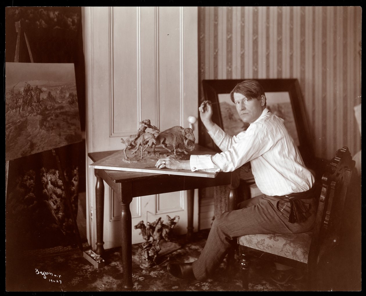 Russell the Cowboy Artist, 1905 (stříbrný želatinový tisk) od Byron Company