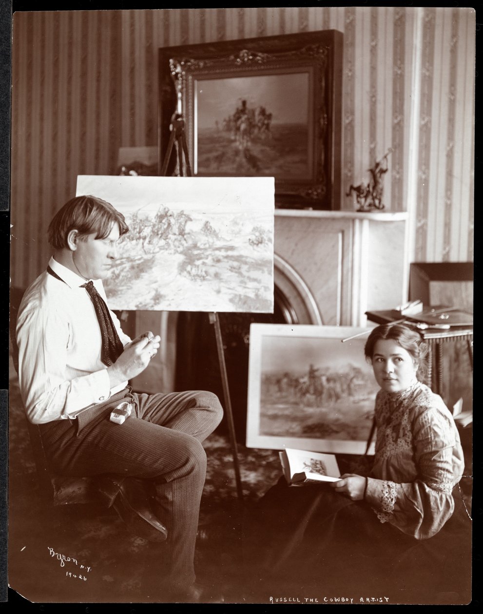 Russell the Cowboy Artist, 1905 (stříbrný želatinový tisk) od Byron Company