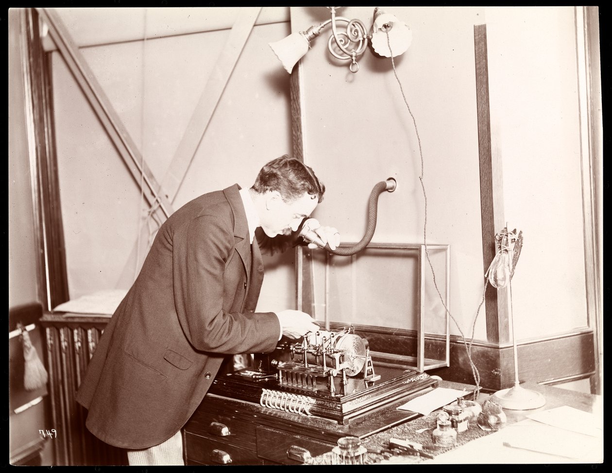 Seržant Dunn na meteorologické stanici, New York, 1895 (stříbrný želatinový tisk) od Byron Company