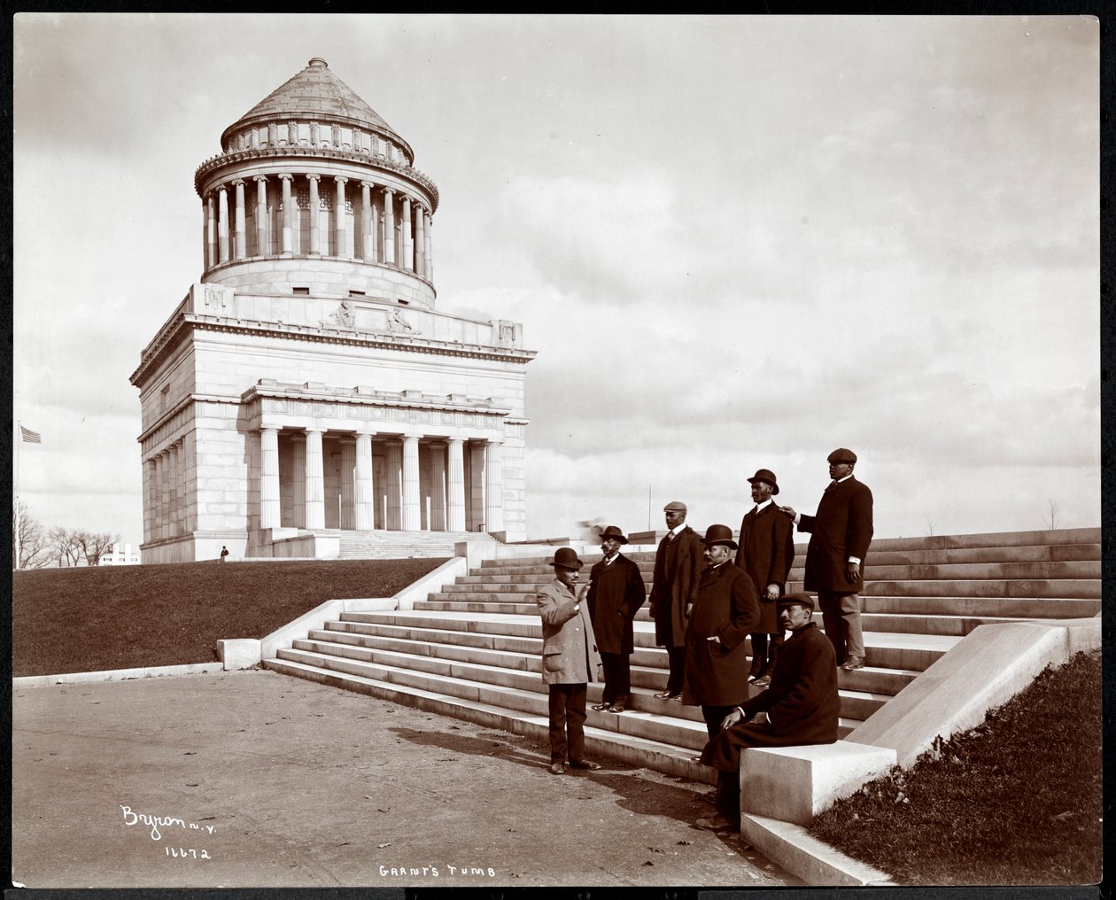 Sedm Afroameričanů odchází od Grantova hrobu na Riverside Drive, New York, 1903 (stříbrný želatinový tisk) od Byron Company