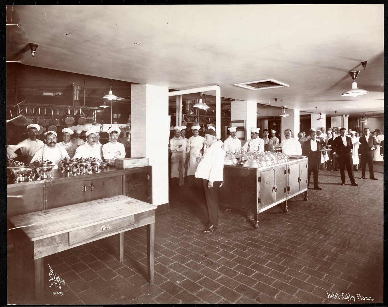 Zaměstnanci v kuchyni v hotelu Copley Plaza, Boston, 1912 nebo 1913 (stříbrný želatinový tisk) od Byron Company