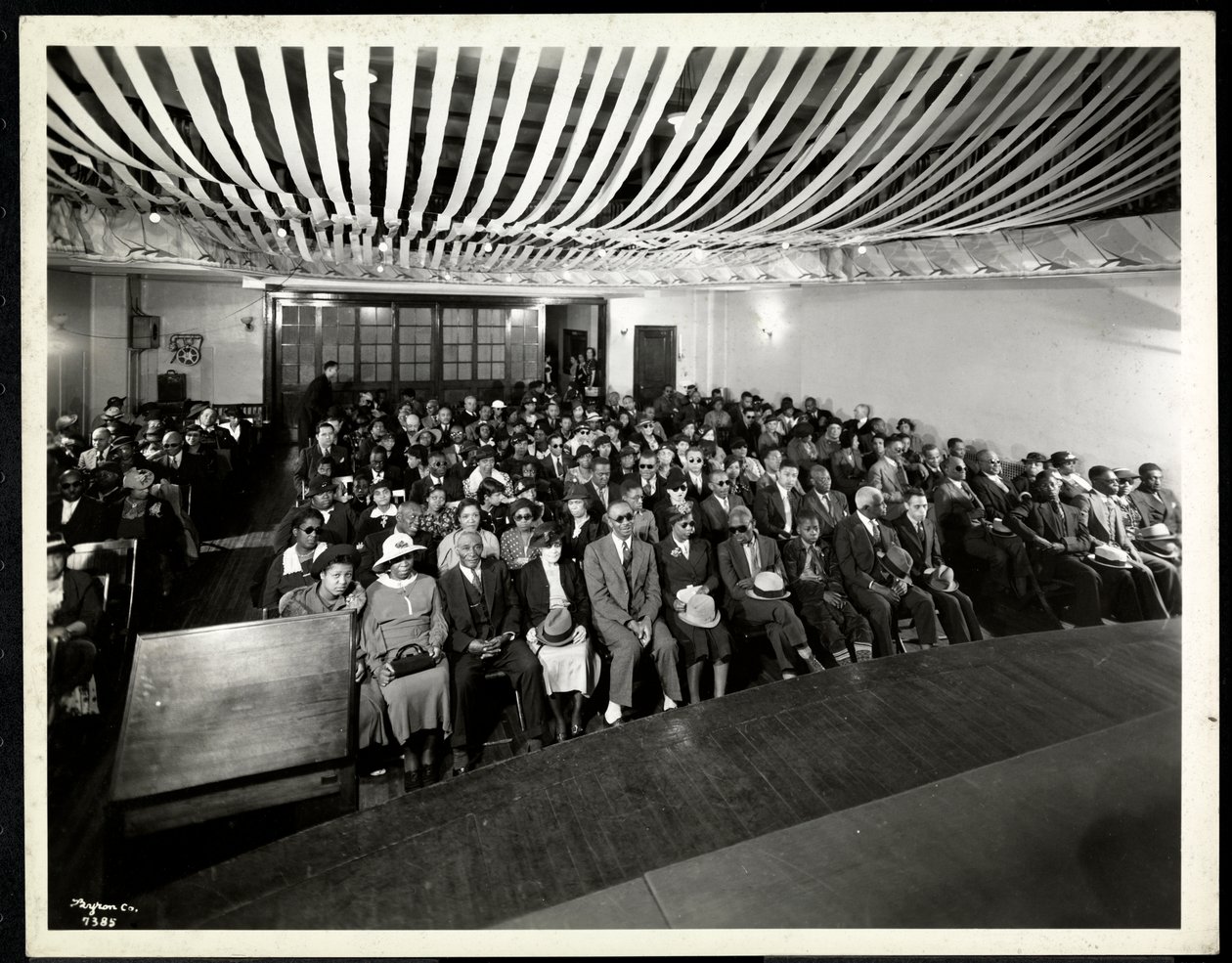 Záběr z pódia na barevném večírku v sále Newyorské asociace pro nevidomé, 111 New York East 59th Street, New York, 1937 (stříbrný želatinový tisk). od Byron Company