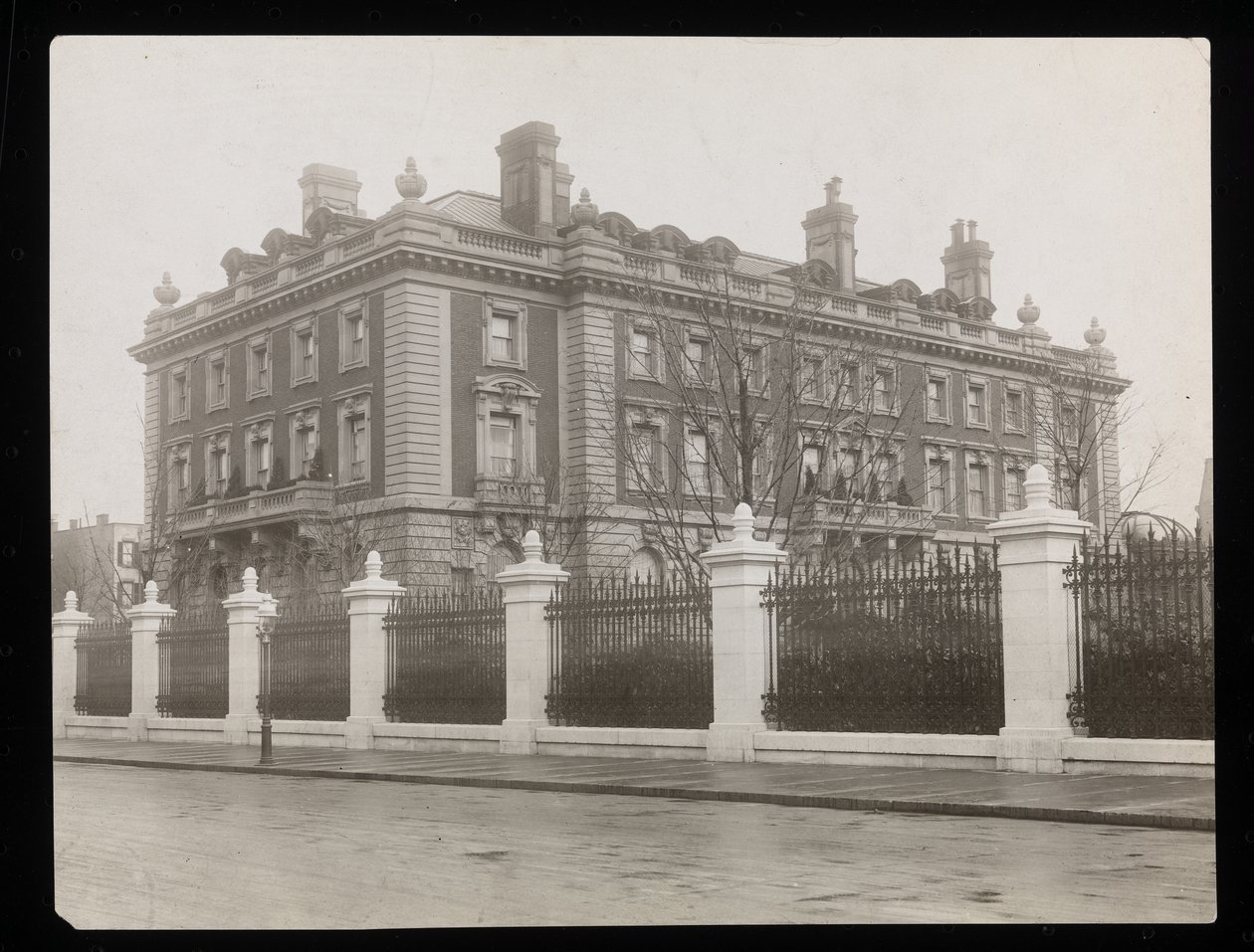 Sídlo Andrewa Carnegieho z 5. Avenue na 91st Street, New York, kolem roku 1906 (tisk ze stříbrné želatiny) od Byron Company