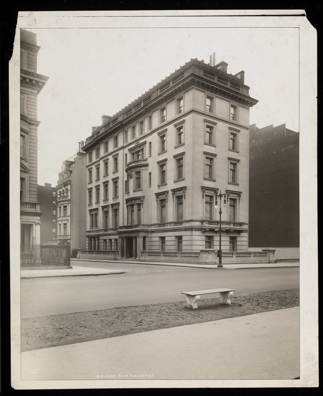 Společnost B.N. Duke Residence na 5th Avenue a East 89th Street, New York, 1921 (stříbrný želatinový tisk) od Byron Company