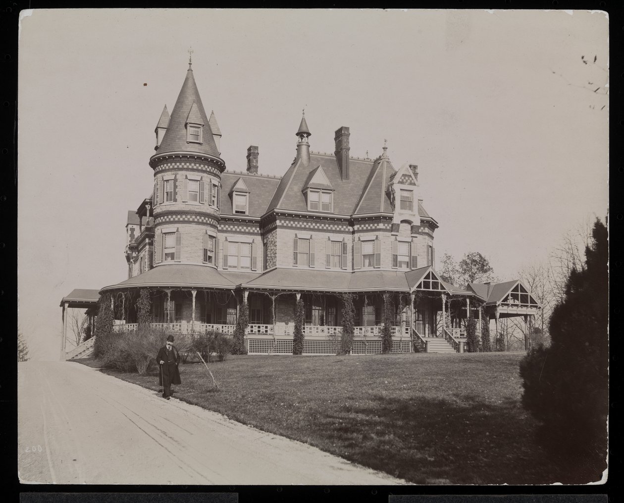 Rezidence Edwina Goulda v Rhinecliffe nebo Rhinebeck, New York, 1893-94 (stříbrný želatinový tisk) od Byron Company