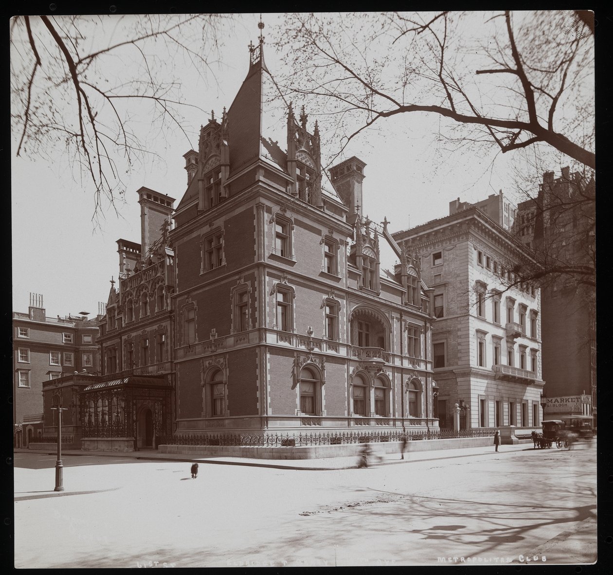 Rezidence Elbridge Thomase Gerryho na 61. ulici a Metropolitní klub v sousedství, New York, 1900-01 (stříbrný želatinový tisk) od Byron Company