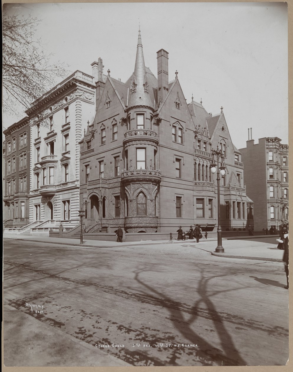 Rezidence George Jay Goulda a sousední domy na 5. Avenue a 67. ulici, New York, 1899 nebo 1900 (potisk stříbrnou želatinou) od Byron Company