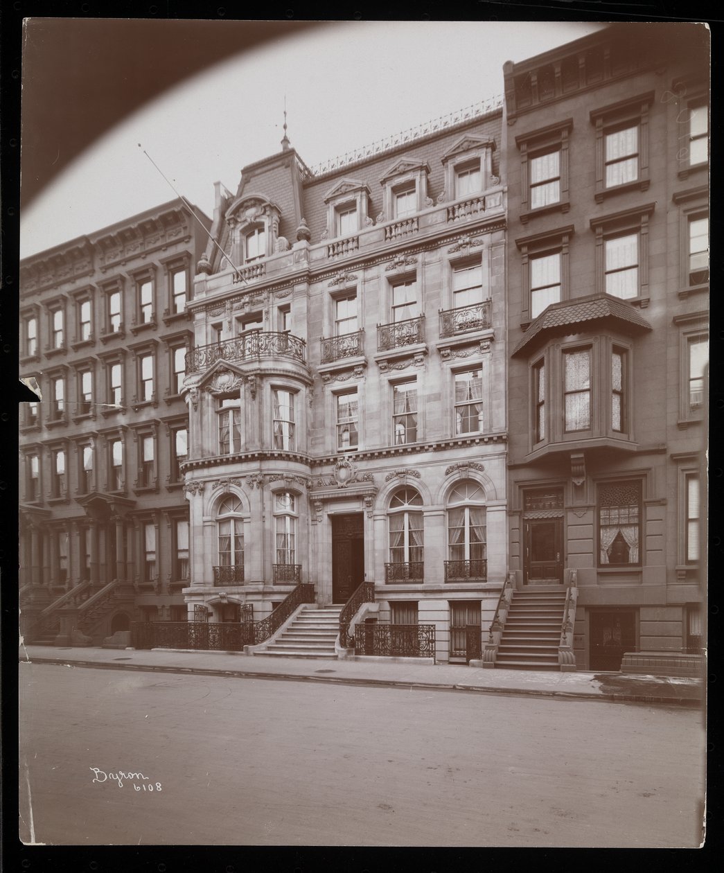 Rezidence Johna D. Crimminse na 40 East 68th Street, New York, 1898 (stříbrný želatinový tisk) od Byron Company