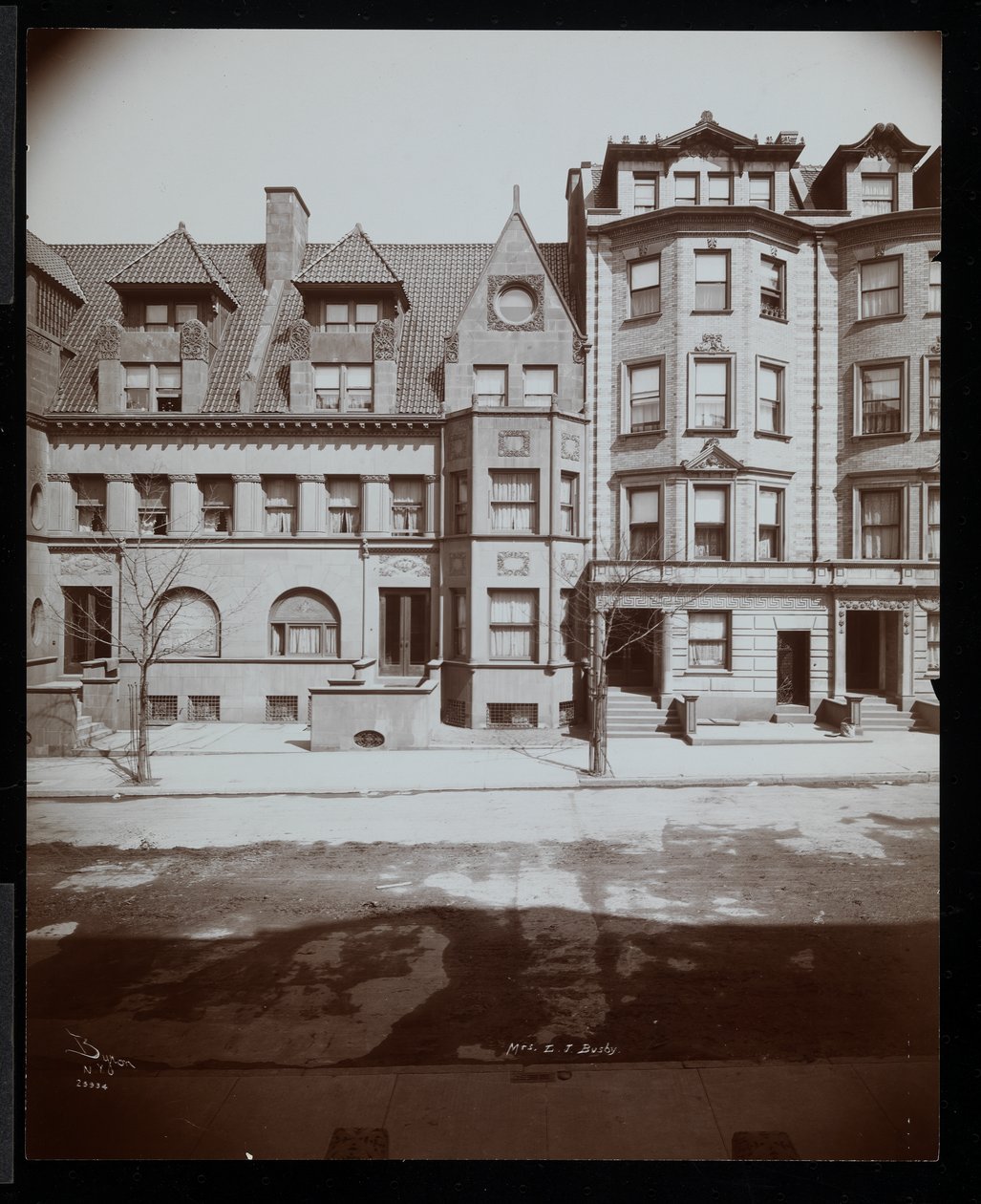 Rezidence paní Leonard J. Busbyové na adrese 25 Montgomery Place, Brooklyn, New York, 1907 (stříbrný želatinový tisk) od Byron Company